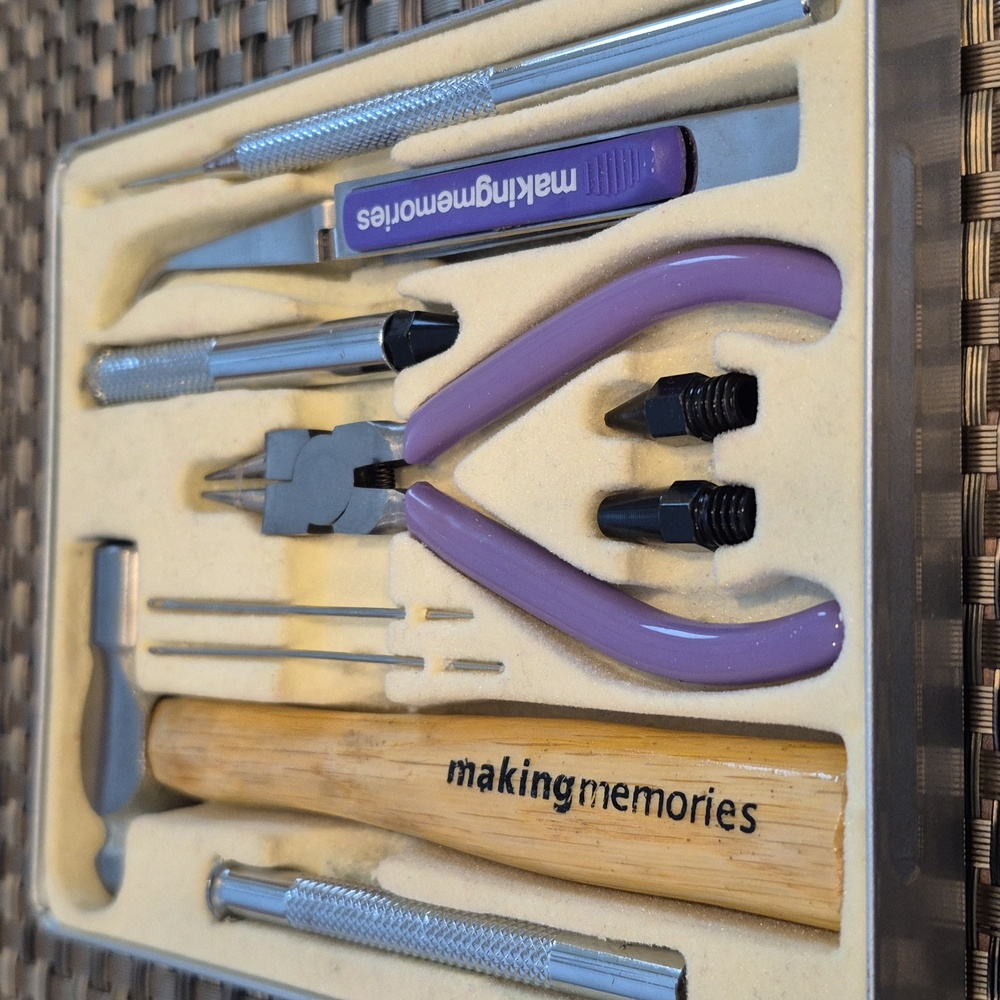 MAKING MEMORIES Craft Grommet Eyelet Tool Kit - Picture 4 of 16